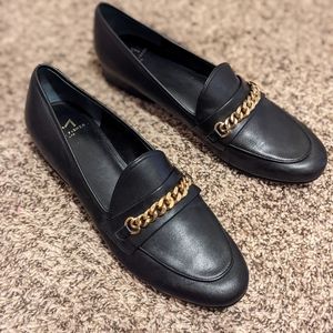 Marc Fisher black loafer gold chain size 8.5